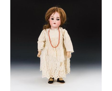 Mädchenpuppe    Simon & Halbig.        Gemarkt "Simon & Halbig K & R 58", "W" auf der Stirn.        Um 1900.                 