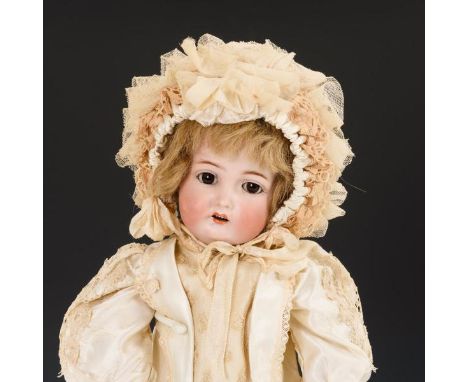 Puppenmädchen    S &amp; H, für Kämmer &amp; Reinhardt.        Gemarkt "K &amp; R Simon &amp; Halbig 403 Germany".        Um 
