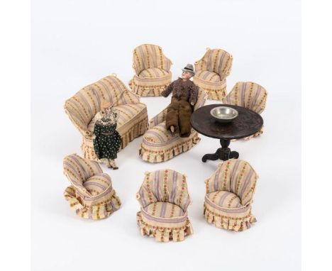 Konvolut Möbel für die Puppenstube    Um 1900-20.                    Holz, gestreifter Stoff mit Röschen.        H ca. 9 cm, 