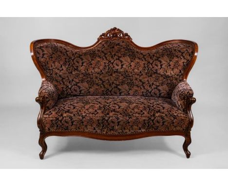 Louis-Philippe-Sofa    Mitte 19. Jh.                    Nussbaum furniert.        Ca. 112 x 174 x 80 cm.                Stilt