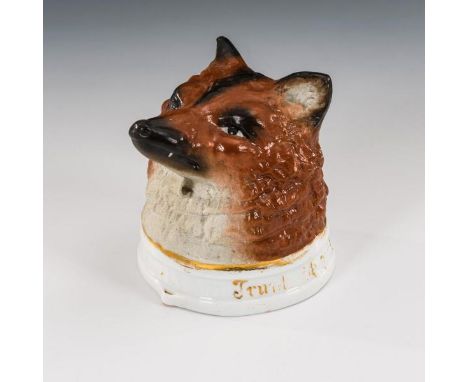 Scherzbecher Ungemarkt, um 1840. Polychrom bemalt, goldstaffiert.  H 9 cm.  Sturzbecher/Stirrup Cup in Form eines Fuchskopfes