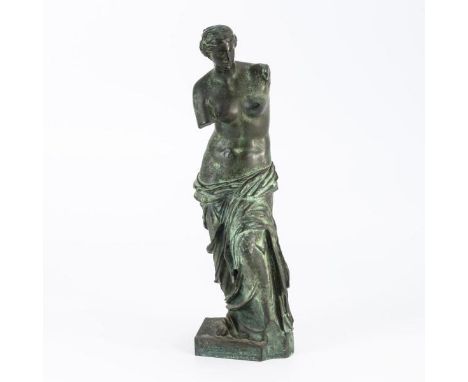  Venus von MiloBronze grünlich patiniert.  Gießermarke "R. Bellair & Co Berlin".  H 43,5 cm.  Nach der berühmten antiken Figu