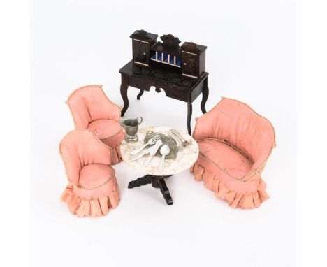 Damensekretär und 4-teilige Sitzgruppe für die PuppenstubeUngemarkt.  Um 1900. Holz, rosa Stoff.  H 7 - 13 cm.  Golddruck-Sek