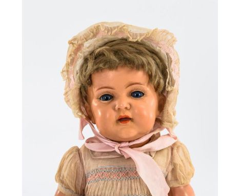 Celluloid-Charakterbaby Kämmer & Reinhardt. Gemarkt "K & R 728/42".  1915. Celluloid.  L 42 cm.  Mädchen mit Kurbelkopf, blau
