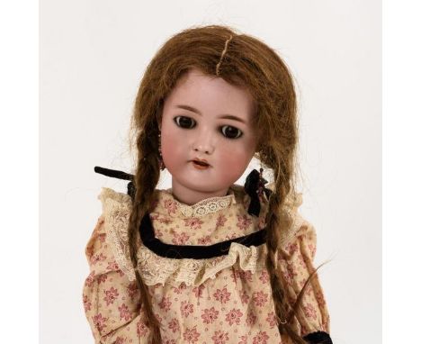Mädchenpuppe    Simon &amp; Halbig.        Gemarkt "Simon &amp; Halbig  K &amp; R 58", "W" auf der Stirn.        Um 1900.    