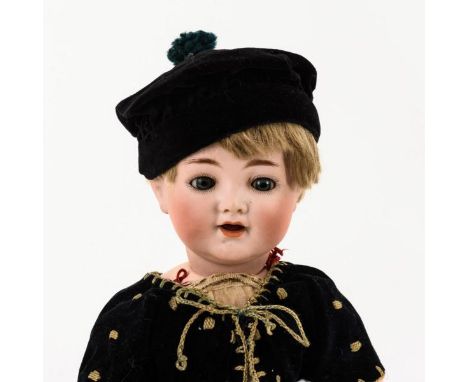 Kleiner Puppenjunge    Kämmer &amp; Reinhardt.        Gemarkt "K &amp; R 32".        Um 1900.                    Biskuitporze