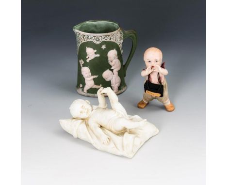 3x Kinderporzellan: Seltenes Kewpie-Kännchen, Kinderfigur und Baby auf Kissen    Wohl teils Heubach.        Kännchen untersei