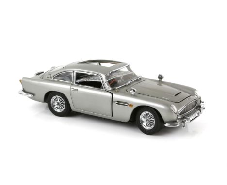 James Bond 007 - Danbury Mint Aston Martin DB5, 1:24 scale authorised replica of the car driven by Bond in Goldfinger and Thu