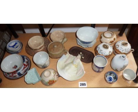 Shelf of Japanese and oriental porcelain items, some 19th c.