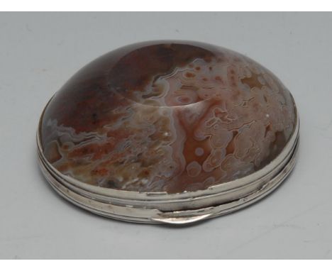An 18th century silver coloured metal mounted agate oval snuff box, 5cm wide 