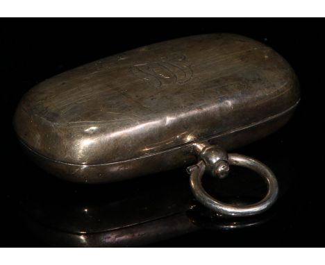 An Edwardian silver rounded rectangular double sovereign case, hinged cover, pair of engine turned circular sprung compartmen