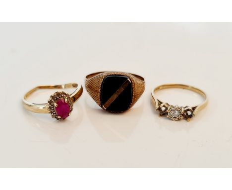 A hallmarked 9ct yellow gold gem stone cluster ring, ring size N 1/2, a hallmarked 9ct yellow gold onyx and patterned signet 