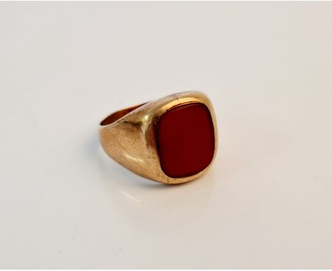 A stamped 9ct Gent's red hardstone signet ring, ring size S
