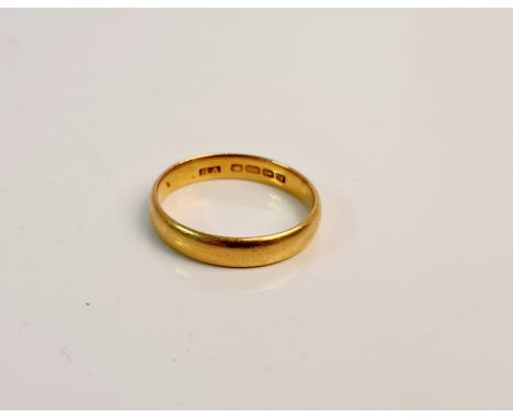 A hallmarked 22ct yellow gold wedding band, ring size Q