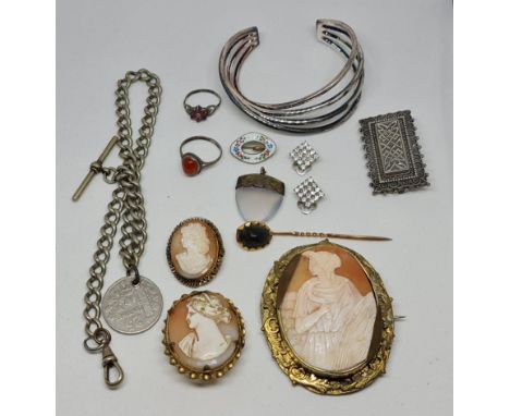 A collection of various jewellery, to include a yellow metal scarab beetle stick pin, cameo brooches, enamel brooch, rings, w
