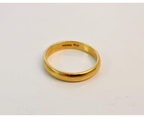 A hallmarked 916 gold wedding band, ring size U