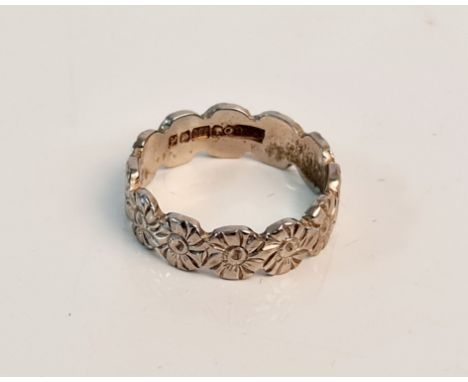 A hallmarked 18ct white gold patterned band ring, ring size M 1/2, approx. weight 5gms