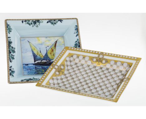 Patek Philippe lot comprenant 2 vide-poches en porcelaine de Limoges pour Patek Philippe dont 1 à décor imprimé représentant 
