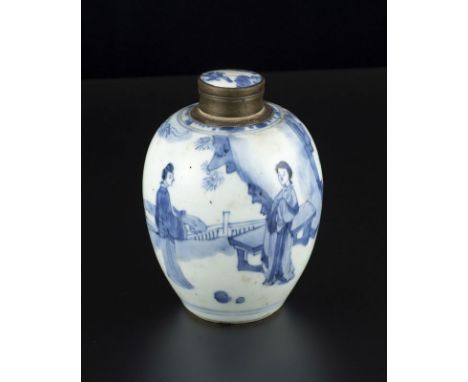 Petit vase couvert en porcelaine à décor peint en bleu sous couverte, Chine, époque Kangxi, h. 13 cm 