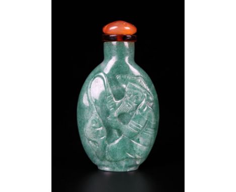 Flacon à priser en aventurine, Chine, XXe s., décoré d'un vieux pêcheur attrapant un poisson et de lingzhi (champignon d'immo