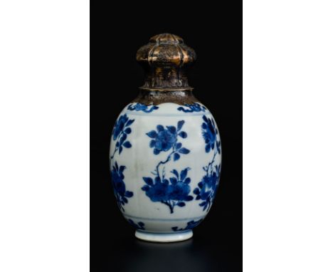 Vase à panse ovoïde en porcelaine, décor floral et symboles auspicieux, peint en bleu sous couverte, Chine, époque Kangxi (16