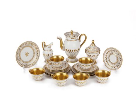 Service à café pour 6 personnes en porcelaine de Limoges par la Maison Delvaux à Paris, fin XIXe s, à décor en or de feuillag