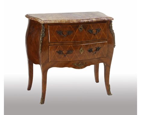 Commode sauteuse de style Louis XV, XXe s., en placage de bois d??il de vermeil et marqueterie à décor de treillages, façade 