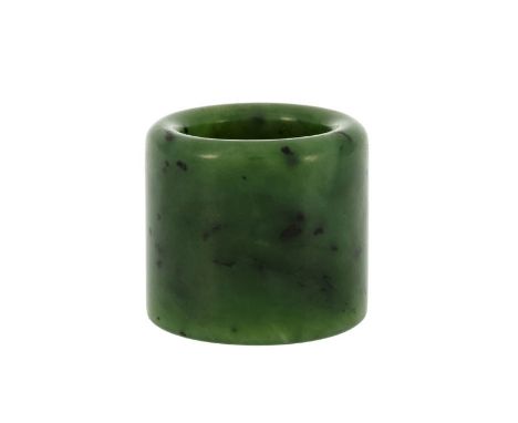 Anneau d'archer en jade épinard, Chine, XXe s., diam. 3 cm, h. 3 cm , A spinach jade archer ring, China, 20th century ,