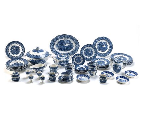 Service à dîner pour 6 personnes en faïence, probablement Wedgwood, à décor imprimé en camaïeu bleu de paysages animés, 46 pi