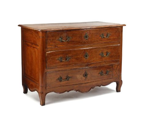 Commode d'époque Louis XV, en noyer et filets de marqueterie, façade galbée ouvrant par trois tiroirs, traverse basse chantou