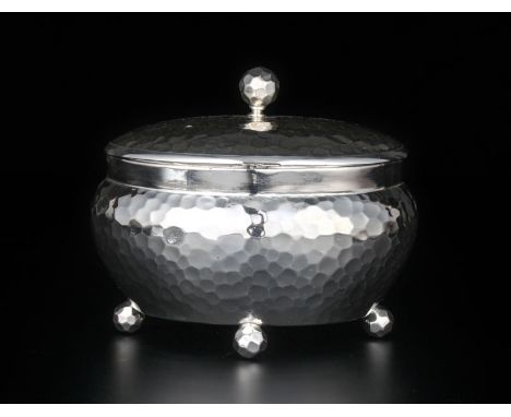 Sucrier ovale quadripode Art Déco en argent 800 martelé, Allemagne. Posant sur 4 pieds boules, intérieur en vermeil, larg. 12