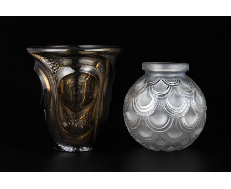 Collection de 2 vases en verre moulé pressé, circa 1930, l'un teinté cognac à motifs stylisés, l'autre boule à décor d'écaill