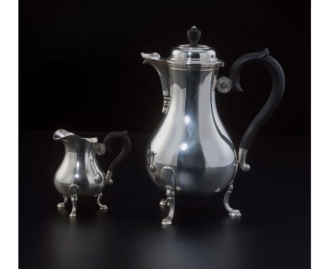 1 cafetière et 1 crémier tripodes en argent 800 Jezler. Modèle Fuessli et 1 sucrier sur talon et ,1 crémier en argent 800 Jez