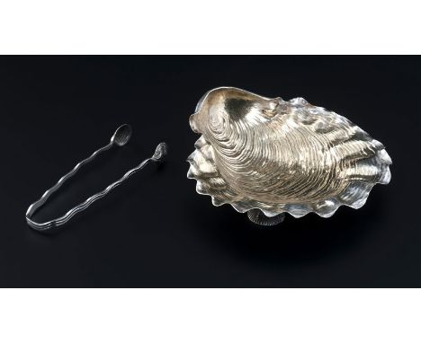 Sucrier en argent Sterling, par Gorham, Providence, XXe. En forme de coquille avec sa pince. long. 11 cm, 70g , 