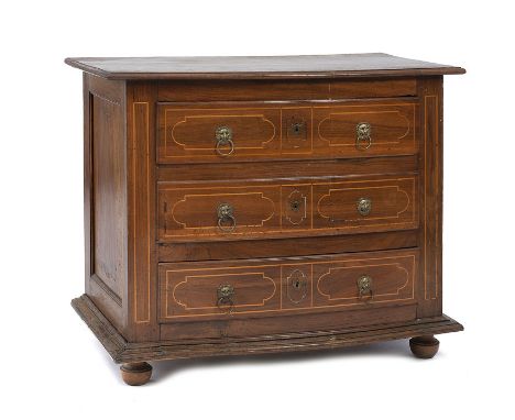 Commode, Suisse, fin XVIIIe s. ,en noyer, façade légèrement bombée ouvrant par trois tiroirs ornés de filets de bois clair ma