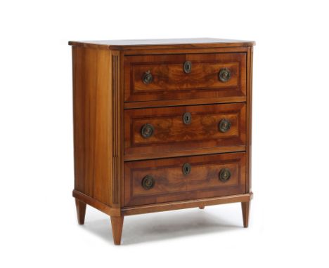 Commode, Suisse, XIXe s., en placage de bois fruitier, façade ouvrant par trois tiroirs, montants à pans coupés cannelés et r