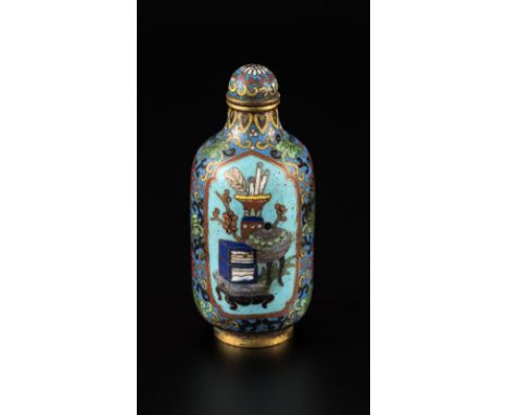 Flacon à priser en émail cloisonné, Chine, XIXe s., décoré d'objets d'intérieur dans des cartouches, de rinceaux et de fleurs