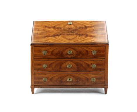 Commode scriban, Suisse, fin XVIIIe s., début XIXe s., en placage et ronce de noyer, façade ouvrant par trois tiroirs et un a