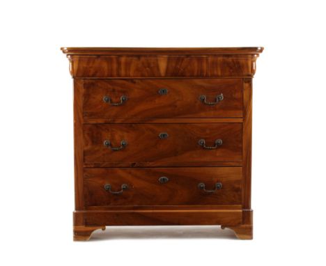 Commode d'époque Louis-Philippe, en placage de loupe de noyer, façade ouvrant par quatre tiroirs dont un dissimulé sous le pl