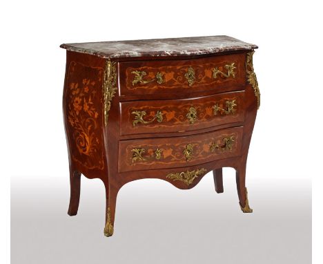 Commode de style Louis XV, début XXe s., en placage de bois de rose et marqueterie à décor de semi de fleurs, façade galbée o