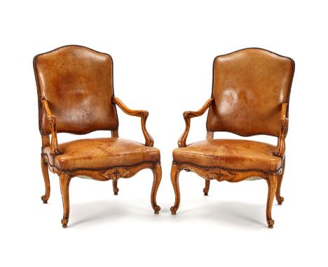 Paire de fauteuils de style Louis XV, XIXe s., en hêtre sculpté à décor de coquille stylisé et de boutons de fleurs, pieds ca
