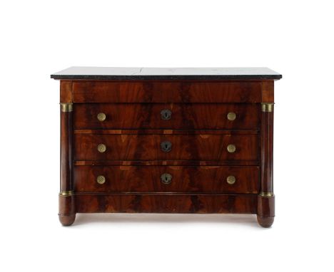 Commode d'époque Empire, en acajou et placage d'acajou flammé, ouvrant par quatre tiroirs en façade dont un à ressaut, montan