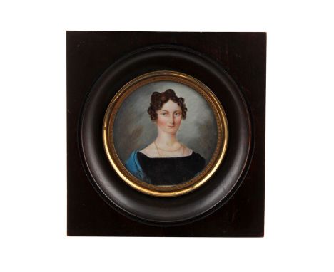 Miniature ronde sur ivoire, XIXe s, représentant le portrait d'une femme du premier Empire, signé R.M, dans son encadrement d
