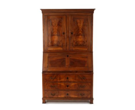 Commode scriban Suisse, 1ère moitié du XIXe s., en noyer ouvrant par deux vantaux, un abattant et trois tiroirs, 224x123x55 c