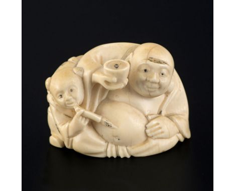 Netsuke en ivoire représentant le Hotei-san et un karako, Japon, époque Meiji, signature et himotoshi, socle en bois, h. 3,5 