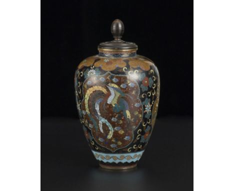 Jarre en émaux cloisonnés, Japon, époque Meiji, fond noir et décor de fleurs, papillons et phoenix dans des cartouches à fond