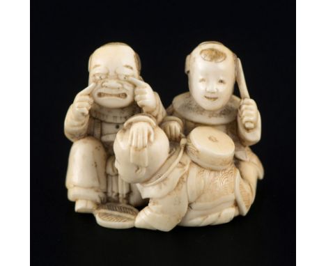 Netsuke en ivoire représentant trois karako ,avec un pigeon à roulettes, Japon, époque Meiji, les karako ,vêtus de costumes c