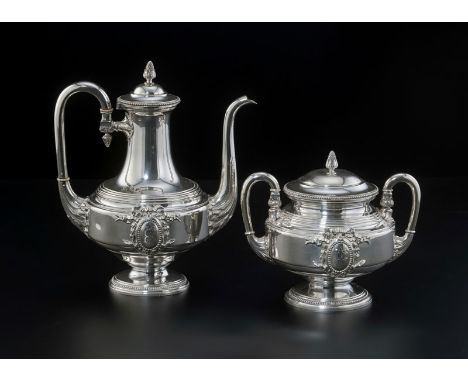 Théière et sucrier en argent, par G. Bachelet, Paris, XIXe. Sur piédouche à décor de perlettes, le corps avec médaillon appli