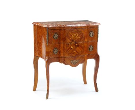 Commode de style Transition, XXe s., en placage de bois de rose et marqueterie à décor d'un bouquet de fleurs, façade à ressa