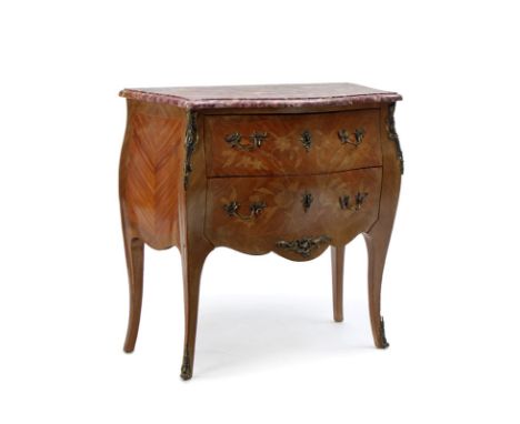 Commode de style Louis XV, XXe s., en placage de bois d??il de vermeil et marqueterie de semi de fleurs, façade galbée ouvran